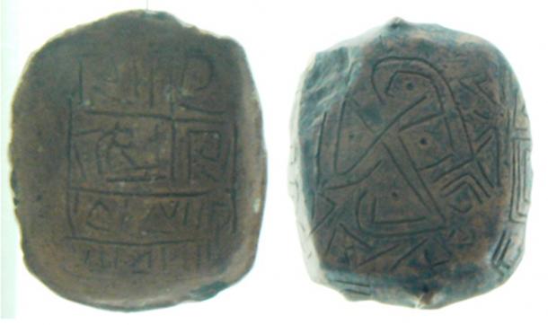 Une copie des deux faces de la tablette de Gradeshnitsa, (vers 5000 av. J.-C.) exposée au musée d'histoire de Vratsa