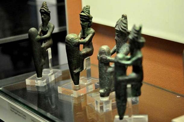 Quatre statuettes en alliage de cuivre datant d'environ 2130 av. J.-C., représentant quatre anciens dieux mésopotamiens, portant des couronnes à cornes caractéristiques. 